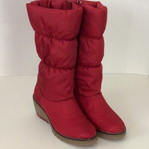 Bandolino Woman’s Red 2.5” Wedge Winter Boots Quilted Zipper Warm Snow Outdoor